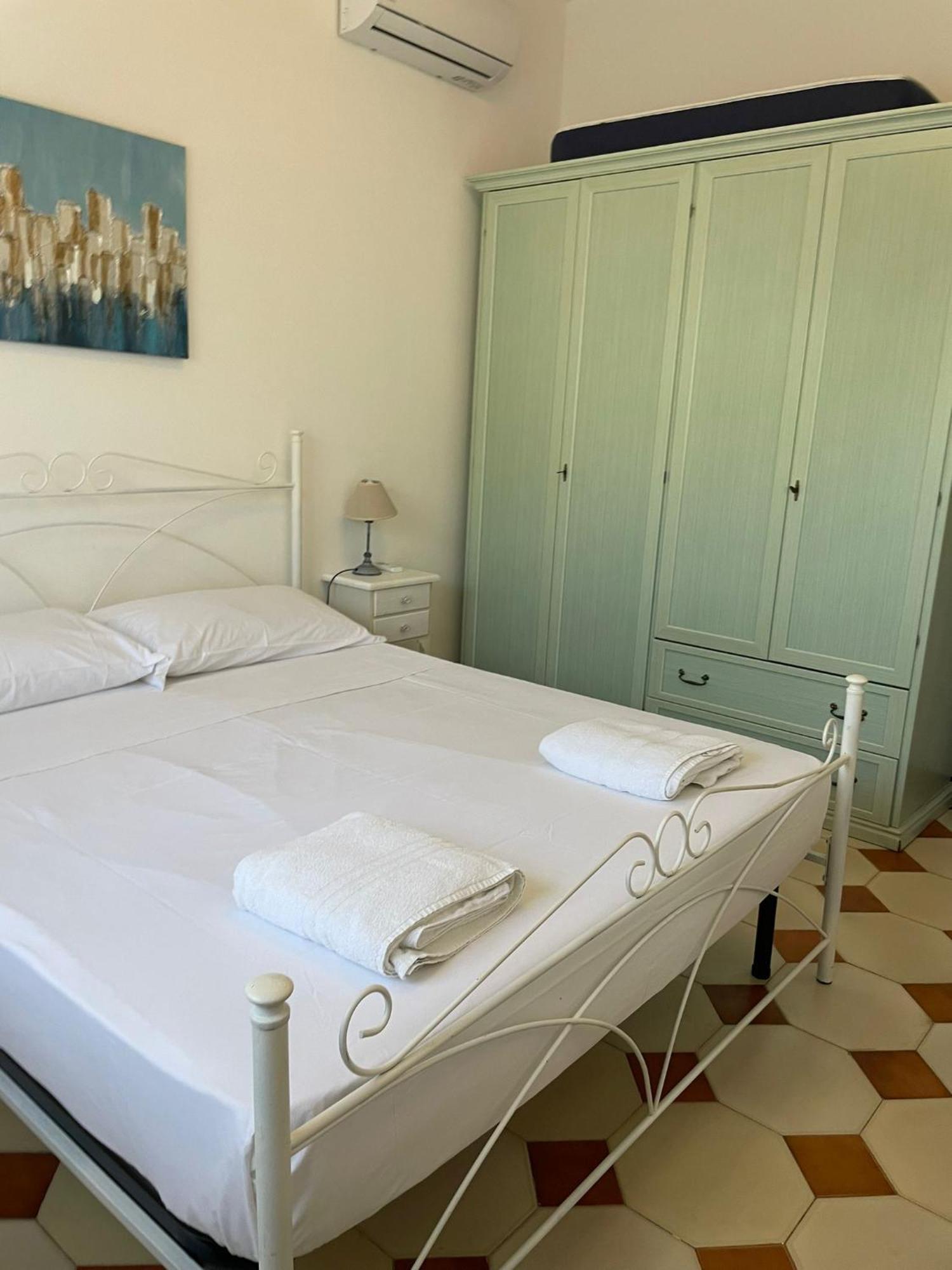 Casa Vacanze Reginotte 巴莱斯特拉泰 外观 照片